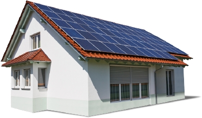 Maison avec des panneaux photovoltaïques sur le toit